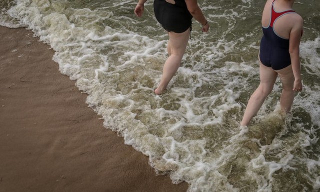 Na plaży w Kołobrzegu i Podczelu są sinice. Wprowadzono zakaz kąpieli.