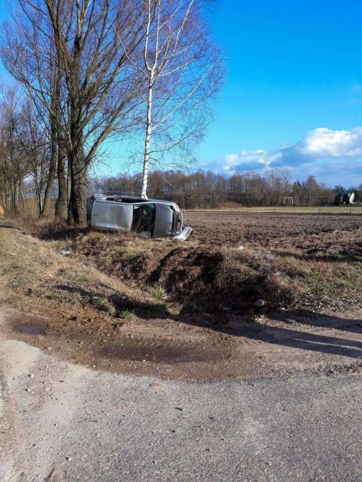 Sadek. Wypadek na drodze powiatowej. Dwie osoby ranne [ZDJĘCIA]