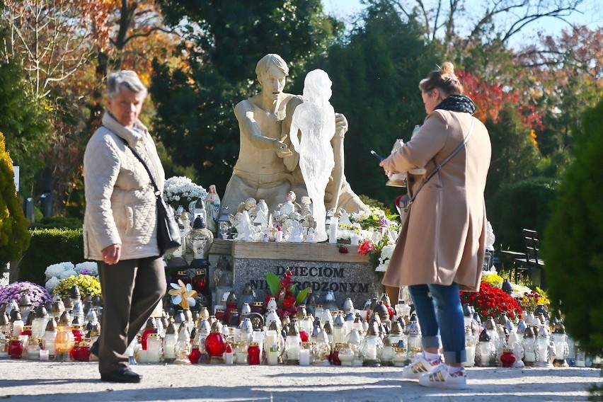 Tłumy na wrocławskich cmentarzach w dniu Wszystkich Świętych