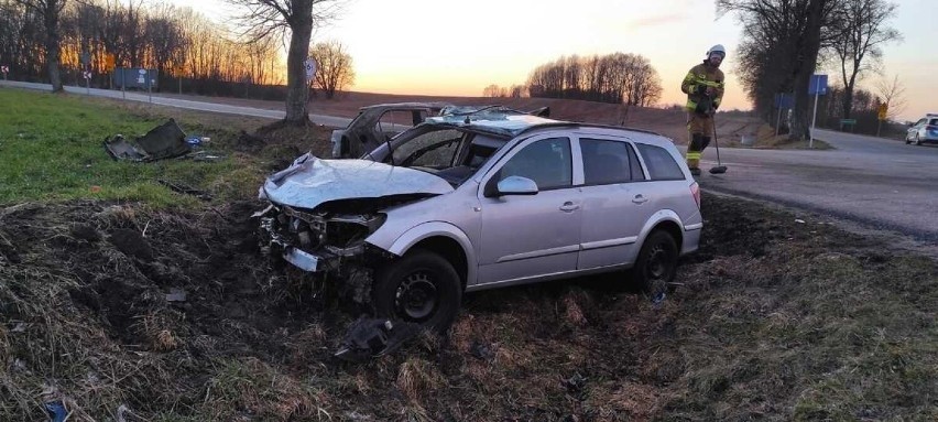 Poważny wypadek w powiecie braniewskim. Opel uderzył w skodę. Auto doszczętnie spłonęło! Dwie osoby trafiły do szpitala. ZDJĘCIA