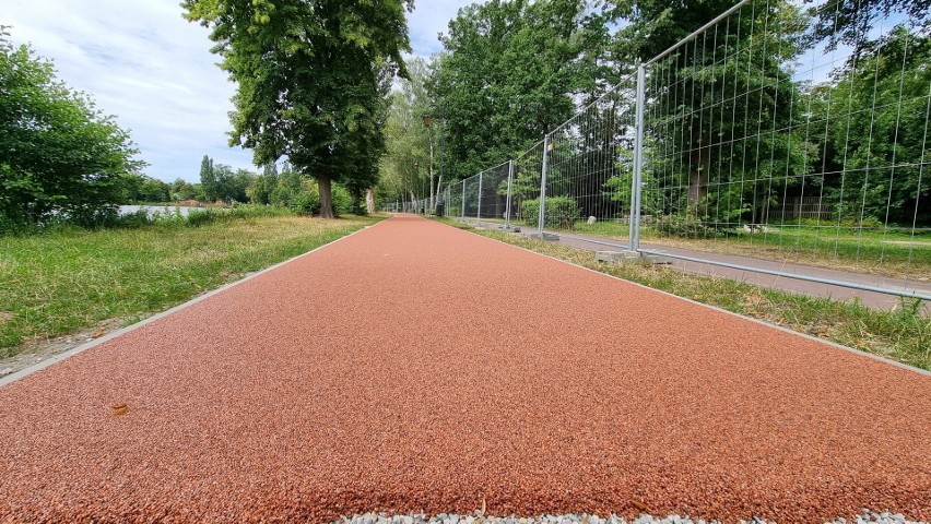 Trwa modernizacja parku w Zgierzu. Ku końcowi zmierza wymiana nawierzchni ścieżki spacerowej ZDJĘCIA