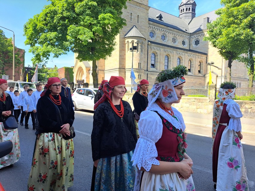 Bytomianki w tradycyjnych strojach rozbarskich. Czerwone...