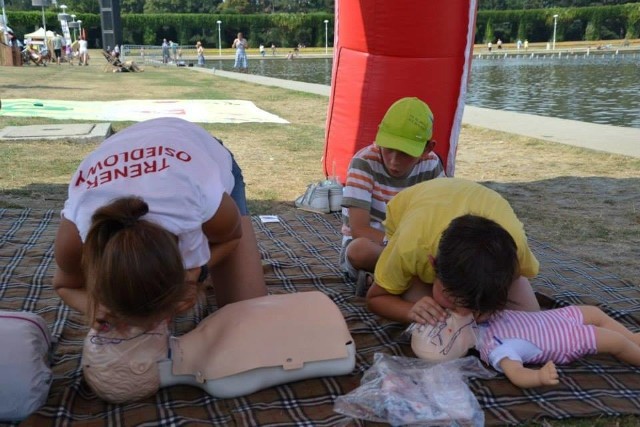 Podczas sierpniowego festynu na pergoli młodzi ludzie mogli nauczyć się podstaw udzielania pierwszej pomocy