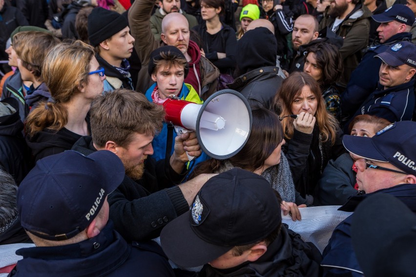 Marsz ONR w Warszawie [ZDJĘCIA] Narodowcy świętowali, Obywatele RP chcieli zablokować pochód