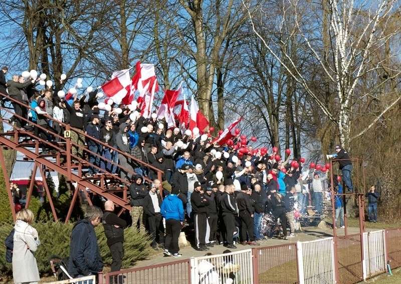 Orzeł Przeworsk (czerwone stroje) pokonał MKS Radymno