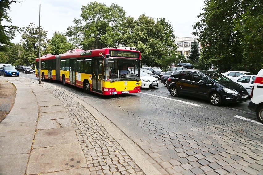 Podwale w korku. Stoją i auta, i autobusy. Po co komu ten buspas?