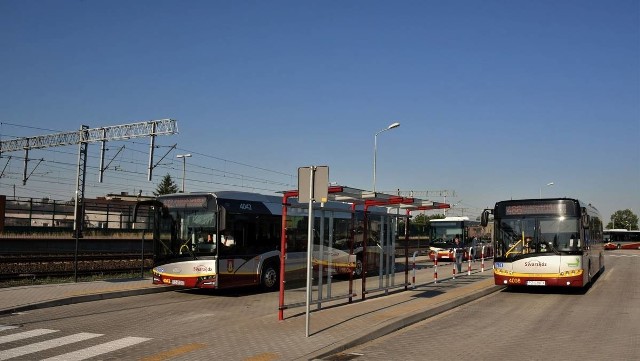 Latem 2018 roku oddano do użytku węzeł przesiadkowy przy dworcu PKP w Swarzędzu. Dojeżdża tutaj większość autobusów Swarzędzkiej Komunikacji Autobusowej. To ułatwia pasażerom sprawną przesiadkę na pociągi, jadące w kierunku Poznania i Wrześni. Wybudowany został tu parking parking dla 94 aut, wiaty rowerowe, które pomieszczą 30 rowerów