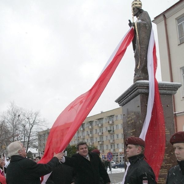 Pomnik odsłonili biskup Edward Frankowski, Zygmunt Cholewiński - marszałek województwa podkarpackiego oraz Julian Ozimek - burmistrz Miasta i Gminy Nisko (pierwszy z lewej).