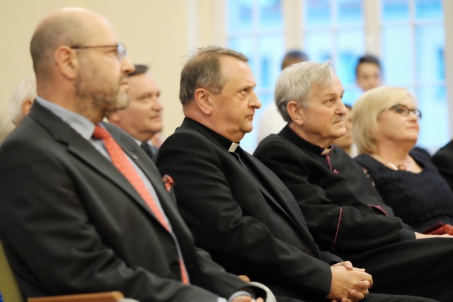 Piotr Baron, ksiądz Szymon Daszkiewicz, proboszcz parafii katedralnej w Poznaniu ksiądz Ireneusz Szwarc i wicedyrektor Szkóły Katedralnej Bożenna Sadkowska