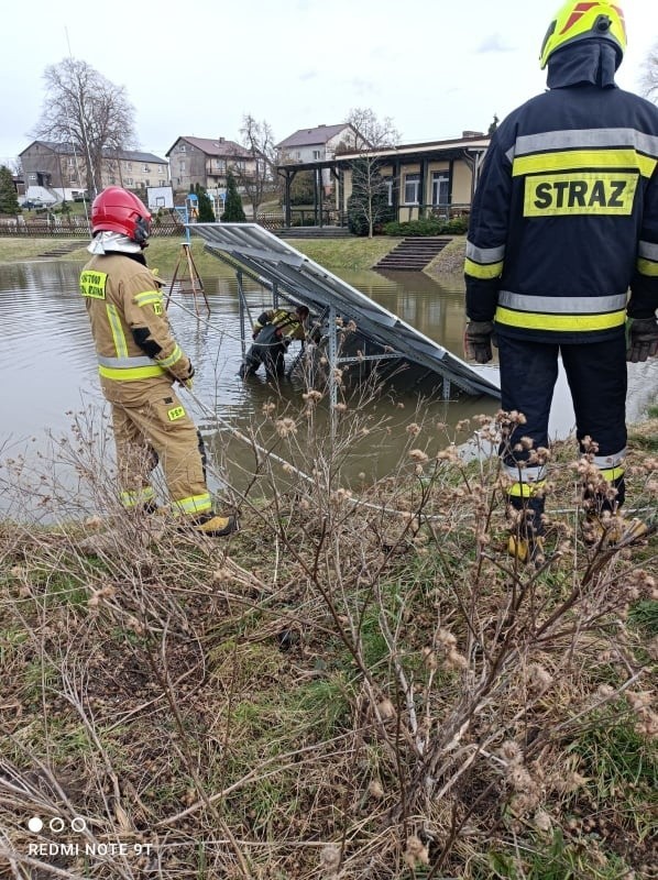 Panele fotowoltaiczne na boisku w Ząbinowicach koło Bytowa...