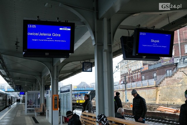 Dworzec w Szczecinie. Nowe wyświetlacze zastąpiły poprzednie, które zostały zainstalowane w 2012 roku.