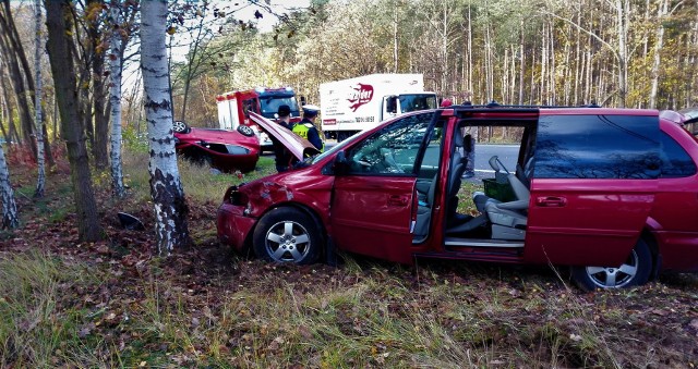 Do groźnie wyglądającego wypadku doszło na DK80 na trasie Toruń - Bydgoszcz. W okolicach miejscowości Pędzewo zderzyły się dwa samochody osobowe. Jedno z nich dachowało.