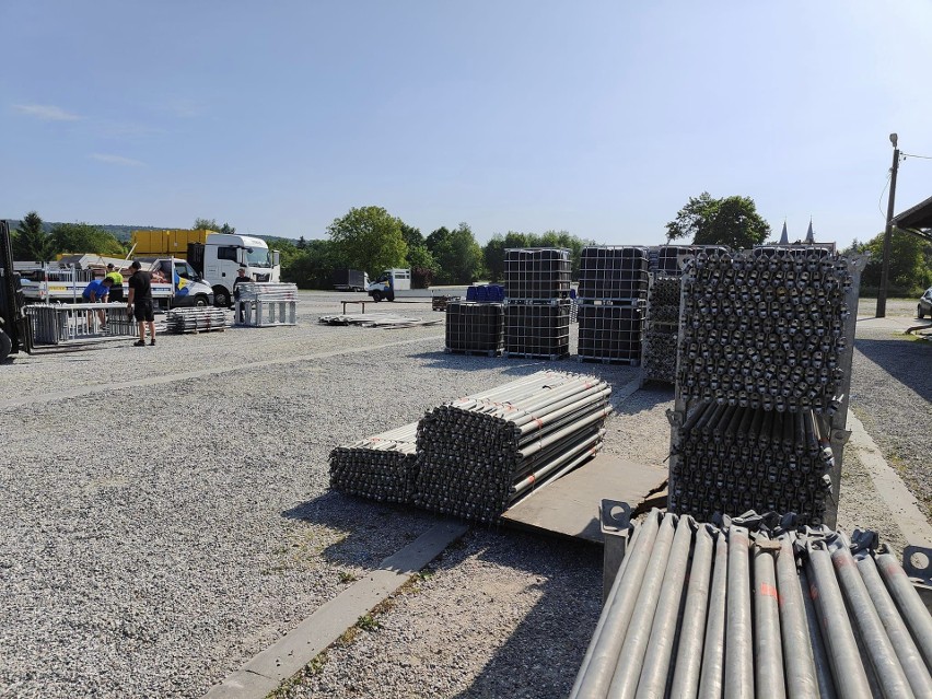 Na placu targowym w Krzeszowicach powstaje mobilny skatepark