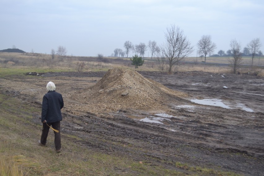 Na prywatną działkę nawieziono śmieci, gruz i resztki z...