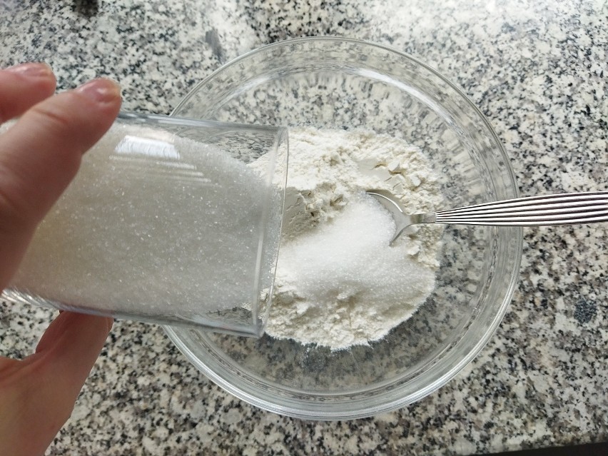 Mąkę pszenną wymieszaj w misce z cukrem i wanilią.