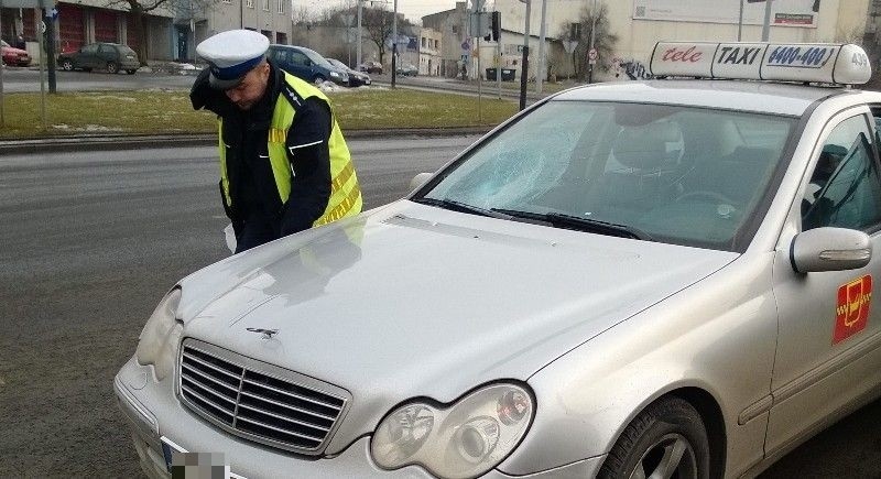 Pijany pieszy wpadł pod taksówkę. Wypadek przy Bałuckim Rynku