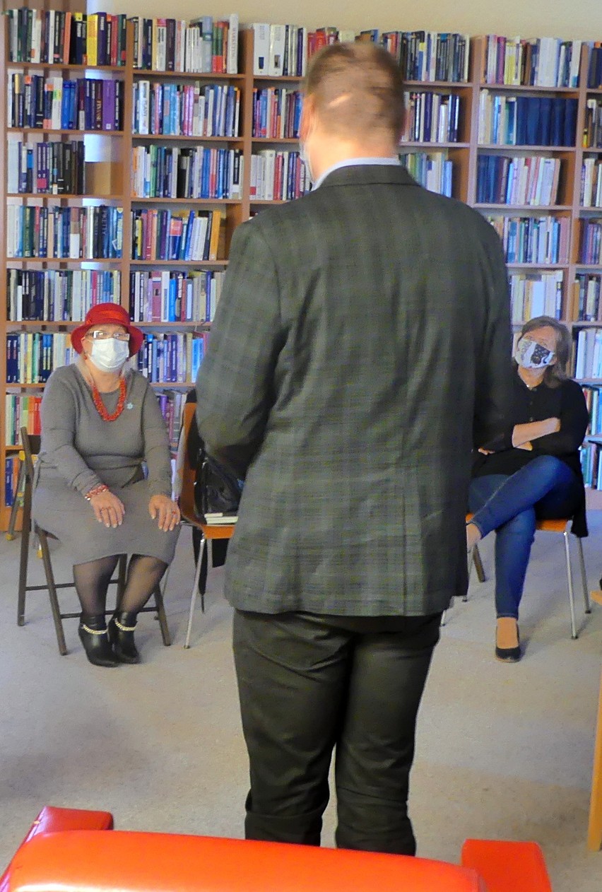 Niewidomi nie tylko czytają, ale też piszą książki. Projekt "Poznajmy się" Miejskiej Biblioteki Publicznej w Słupsku