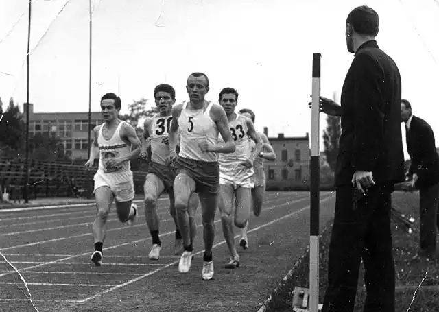 Henryk Owsiejew (z numerem 5) w latach 1966-67 był akademickim wicemistrzem Polski w biegach na średnich dystansach