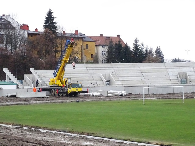 Stadion w Krośnie to dzisiaj jeden wielki plac budowy. Inwestycja realizowana jest zgodnie z planem