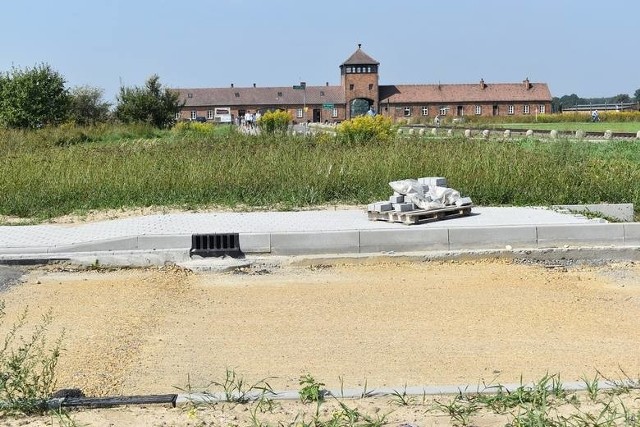 Pod koniec sierpnia przerwane zostały prace w Brzezince przy drodze, która ma odsunąć ruch samochodowy od Bramy Śmierci