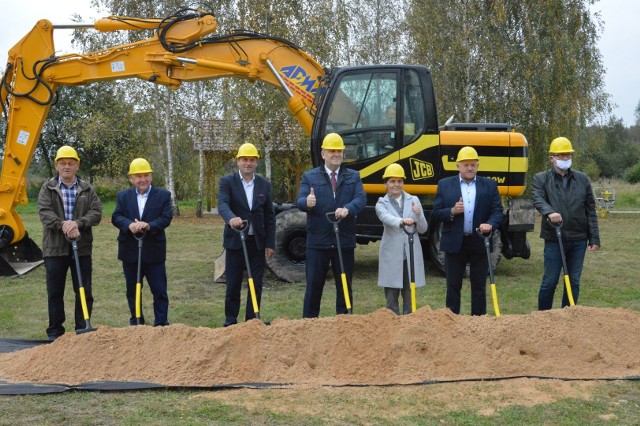 Od lewej stoją sołtys Janika Wacław Klepacz, mieszkaniec Tadeusz Dębiec radny Cezary Szwajda, burmistrz Lech Łodej, radna Jadwiga Banasik, wykonawca Marian Adamczyk, przewodniczący Rady Miejskiej Piotr Bek.