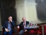 Wiesław Myśliwski na spotkaniu z czytelnikami w sandomierskiej restauracji Widnokrąg. Tłumy wielbicieli przyszło posłuchać pisarza