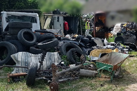 Nielegalnie demontowali samochody. Akcja podlaskiej KAS i WIOŚ