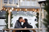 Misha Kostrzewski na jarmarku świątecznym z ukochaną Kingą Wielochą. Ich miłość zrodziła się na planie "You Can Dance - Nowa Generacja"