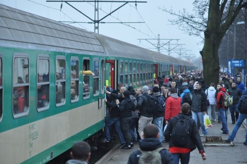 Kibice Widzewa jadą na mecz z Zawiszą [zdjęcia, FILM]