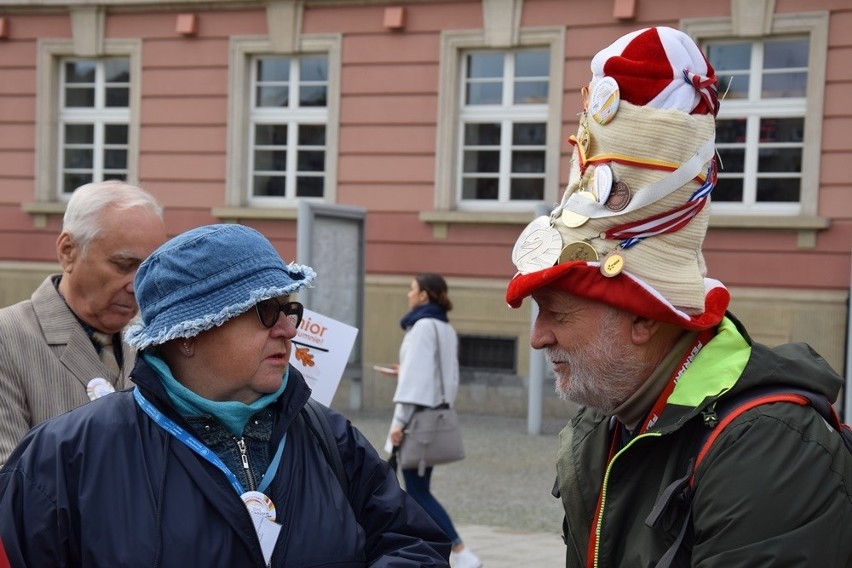 Kapelusze przemaszerowały przez miasto (ZDJĘCIA, FILM)