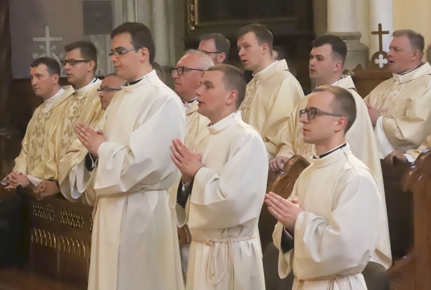 Święcenie diakonów w katedrze w Radomiu. Trzech pochodzi z województwa świętokrzyskiego. Zobacz zdjęcia