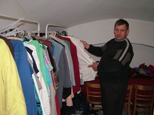 Mieszkańcy gminy korzystający z opieki społecznej nie dostaną dziś paczek żywnościowych. Będą jednak mogli wybrać sobie ubrania. Na zdjęciu Michał Kubal, prezes PCK w Głubczycach.