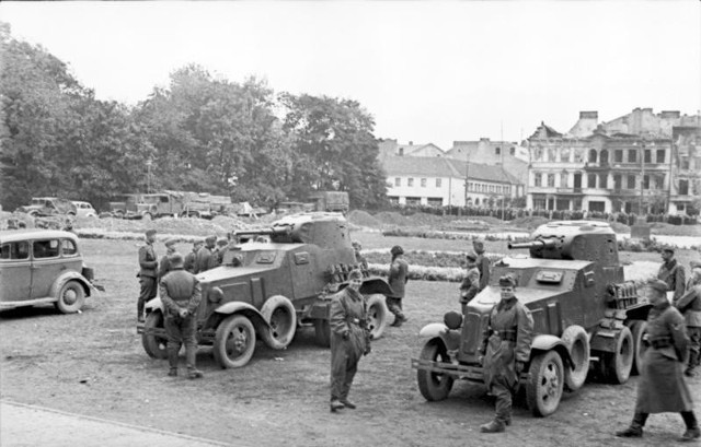 Symboliczne zdjęcie, dokumentujące spotkanie wojsk dwóch okupantów Polski, zostało zrobione na placu Litewskim w Lublinie, w dniu 3 października 1939 roku
