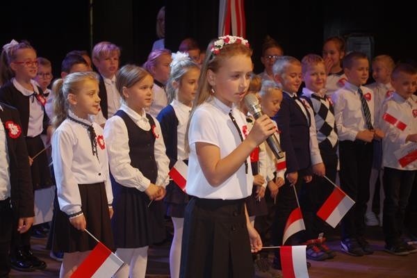 W Teatrze Miejskim odbył się koncert "Dla Niepodległej" połączony z jubileuszem 160-lecia Szkoły Podstawowej nr 16 im. Jana Pawła II w Inowrocławiu. Społeczność uczniowska „Szesnastki” przygotowała specjalny program artystyczny. Zebrani  na sali goście odśpiewali hymn narodowy. Uczniowie zaprezentowali swoje liczne talenty recytowali, śpiewali pieśni patriotyczne, grali na fortepianie i skrzypcach. A klasy VII i VIII pokazały, jak należy tańczyć poloneza. Natomiast dzieci z klas młodszych pięknie zaśpiewały o tym, co znaczy dziś być Polką i Polakiem. W uroczystości wzięli udział: Ryszard Brejza, prezydent Inowrocławia, starszy wizytator Beata Wasilewska, przedstawiciel Kuratorium Oświaty i Wychowania, Elżbieta Jardanowska, przewodnicząca Komisji Oświaty i Kultury Rady Miejskiej Inowrocławia,  Mariola Cierpisz, wiceprezes Zarządu Oddziału Związku Nauczycielstwa Polskiego w Inowrocławiu oraz Sylwia Wesołowska, Mariola Dudek–Łój, Aldona Dunat–Gryla i Izabela Sobczak, reprezentujące Radę Rodziców SP16.