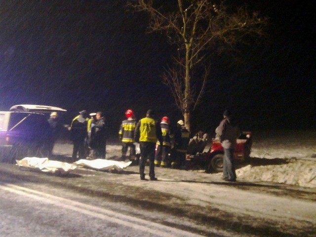 Policjanci ustalili wiek kierującego. Miał 19 lat. Wciąż nie jest znany wiek pasażerki passata - podaje policja. 