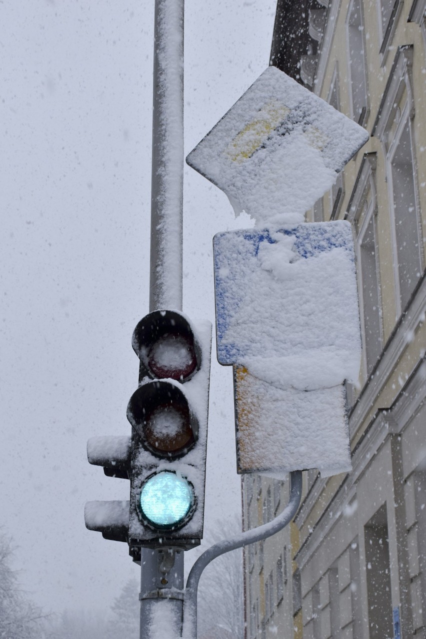 Śnieżna zima wróciła. Biało na ulicach miasta.