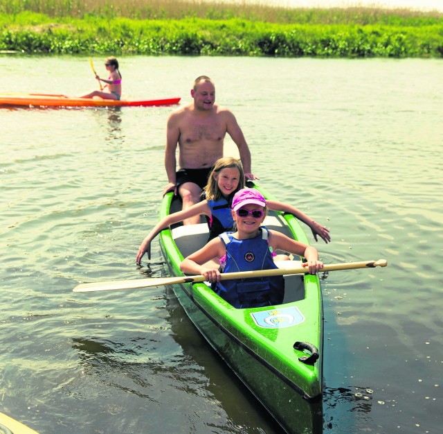 Nad Narwią w Uhowie koło Łap plażowicze mają do dyspozycji m. in. kajaki, łodzie canoe
