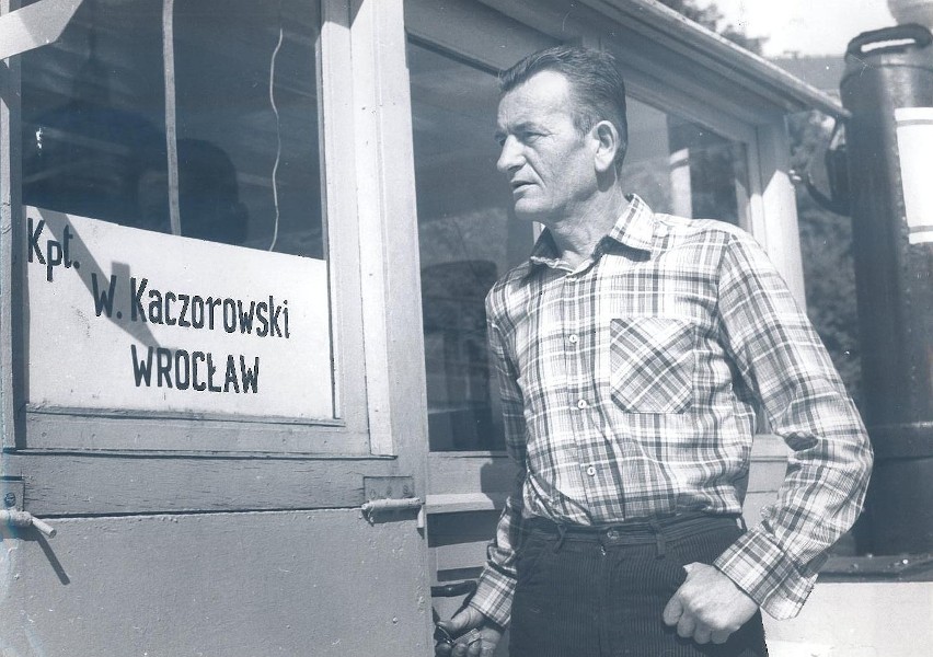 Kapitan Władysław Kaczorowski i jego barka, 1985 r.