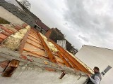 Strażacy OSP Falmirowice wyjechali walczyć ze skutkami orkanu. W tym czasie wiatr zerwał dach z ich świeżo wyremontowanej remizy