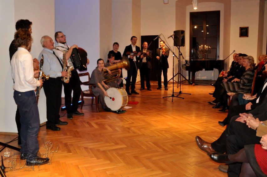 Ludowy Dancing z "Tęgimi Chłopami" w szydłowieckim Muzeum Ludowych Instrumentów Muzycznych