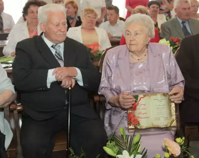 Marianna i Tadeusz Bilscy świętują w tym roku 75. rocznicę ślubu, czyli brylantowe gody. Podczas uroczystości w Urzędzie Stanu Cywilnego dostali list gratulacyjny.