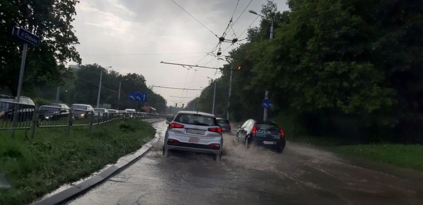 Ulewa w Lublinie. Ulica Głęboka zmieniła się w rzekę