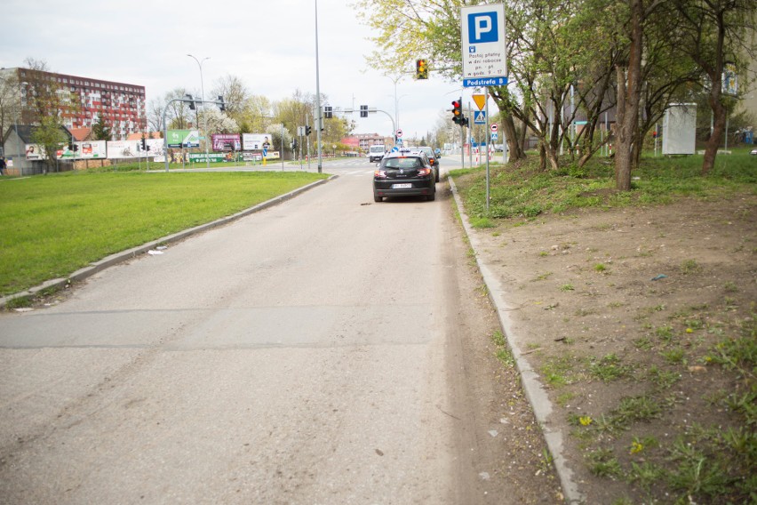 Brak chodnika i nieutwardzony dziki parking. To codzienne...