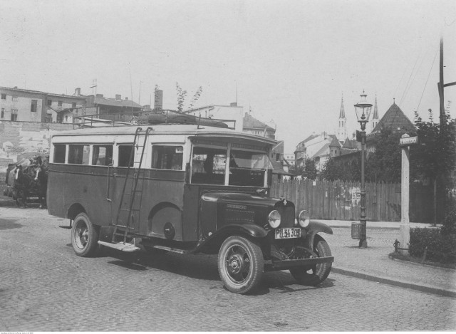 30 grudnia 1921 roku miało miejsce oficjalne otwarcie przez prezydenta miasta Leona Barciszewskiego nowoczesnego dworca autobusowego przy pl. Kościeleckich.