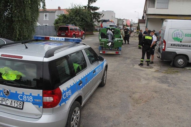 Kilkudziesięciu funkcjonariuszy - policjanci, strażnicy rybaccy, strażacy i strażnicy Nadgoplańskiego Parku Tysiąclecia w Kruszwicy -  prowadziło ostatnio działania prewencyjne na jeziorze Gopło i w jego najbliższym rejonie. Cel - bezpieczeństwo kąpiących się tam osób i użytkowników sprzętu pływającego.  Odprawę funkcjonariuszy przeprowadził podinsp. Jarosław Lisiecki, komendant Komisariatu Policji w Kruszwicy. - Kontrolowano trzeźwość kierujących pojazdami i łodziami, posiadanie wymaganych uprawnień oraz wyposażenie sprzętu wodnego. W działaniach tych wykorzystano pojazdy służbowe, a także łodzie policyjną i  straży pożarnej - informuje asp. szt. Izabella Drobniecka,  oficer prasowy Komendy Powiatowej Policji w Inowrocławiu.  Wylegitymowano  łącznie  68 osób, skontrolowano 28 pojazdów i 13 łodzi. W 38 przypadkach poddano kontroli bagaż, a w 13 -  telefony. Za drobniejsze wykroczenia 9 osób pouczono, a dwie  mundurowi ukarali mandatami za brak dokumentów pojazdu i łowienie bez karty wędkarskiej.