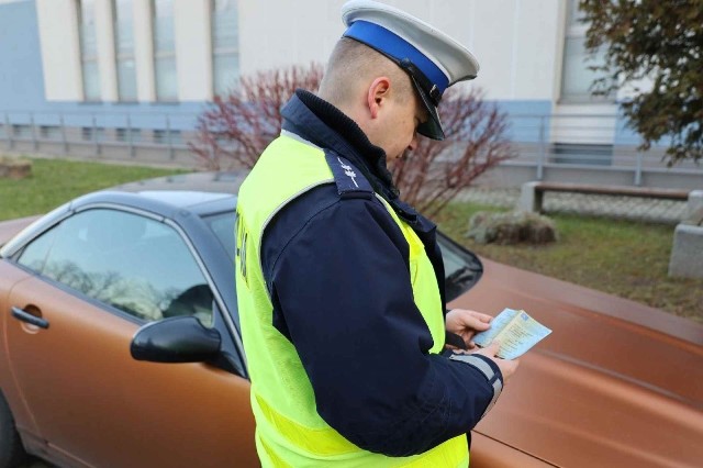 W poniedziałek policjanci z Radomia zatrzymali do kontroli auto w Makowcu. Okazało się, że samochód ma cofnięty licznik.