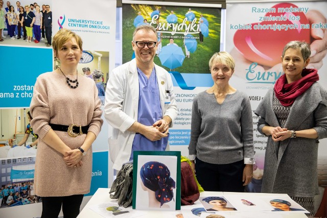 Wolontariusze chcą uszyć tyle onkochust, by w Dzień Kobiet obdarować nimi wszystkie pacjentki po chemioterapii w UCO!