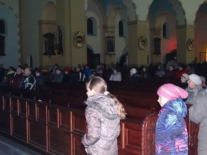 Roraty w Rudzie Śląskiej 2014: Rodziny z dziećmi i lampionami w kościele Św. Pawła [ZDJĘCIA]