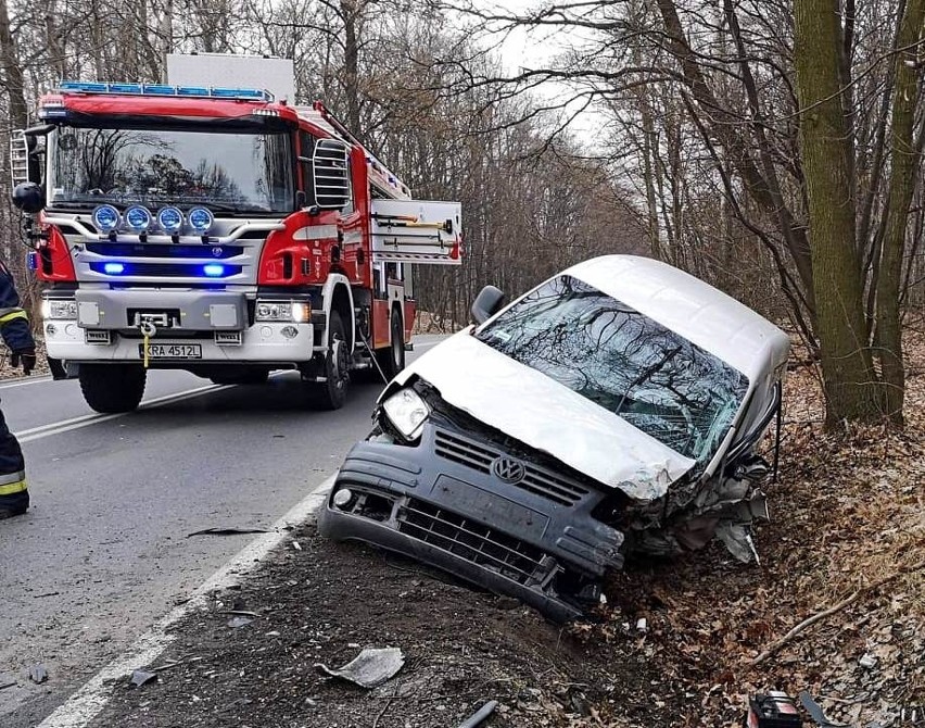 Zderzenie trzech aut w Marszowicach na drodze powiatowej