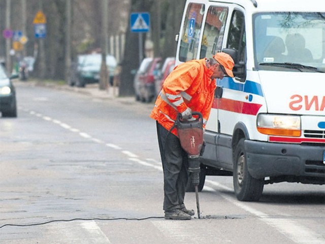 Firma Bernacki, która przedstawiła najtańszą ofertę na łatanie dróg w mieście, już działa, ale to co robi obecnie, odbywa się jeszcze na podstawie poprzedniej umowy.